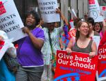 Members and supporters of the Chicago Teachers Union picket the Board of Education's downtown headquarters (Carole Ramsden | SW)