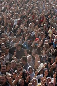 Striking textile workers demonstrate in Mahalla al-Kobra in December 2006
