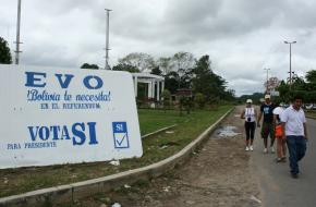 A sign on the road in Chimoré urges people to vote yes in the referendum