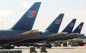 United airlines planes preparing for flight