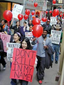 Hundreds march in downtown Chicago against Illinois' death penalty in 2002