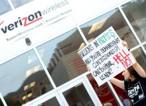 Strikers got solidarity from activists who picketed a Madison, Wis., Verizon store