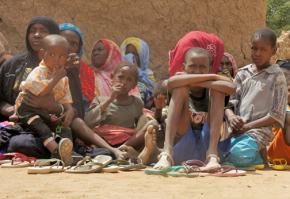 Women and children displaced by drought in Northern Mali gathered to receive emergency aid