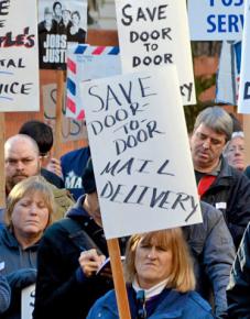 Postal workers rally to defend door-to-door delivery