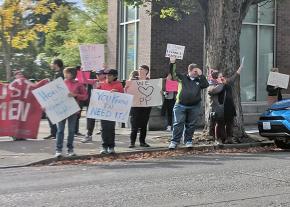 Defenders of reproductive rights mobilize outside a Seattle Planned Parenthood clinic