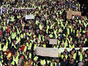 A mass "yellow vest" demonstration in Marseille, France